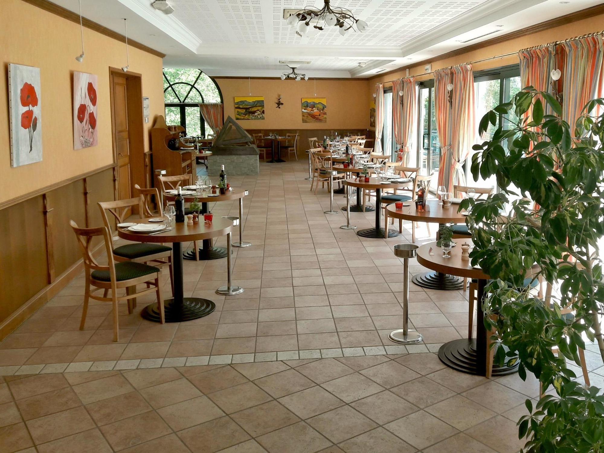 Logis Hotel - Restaurant Le Tulipier Vienne-le-Château Exteriér fotografie