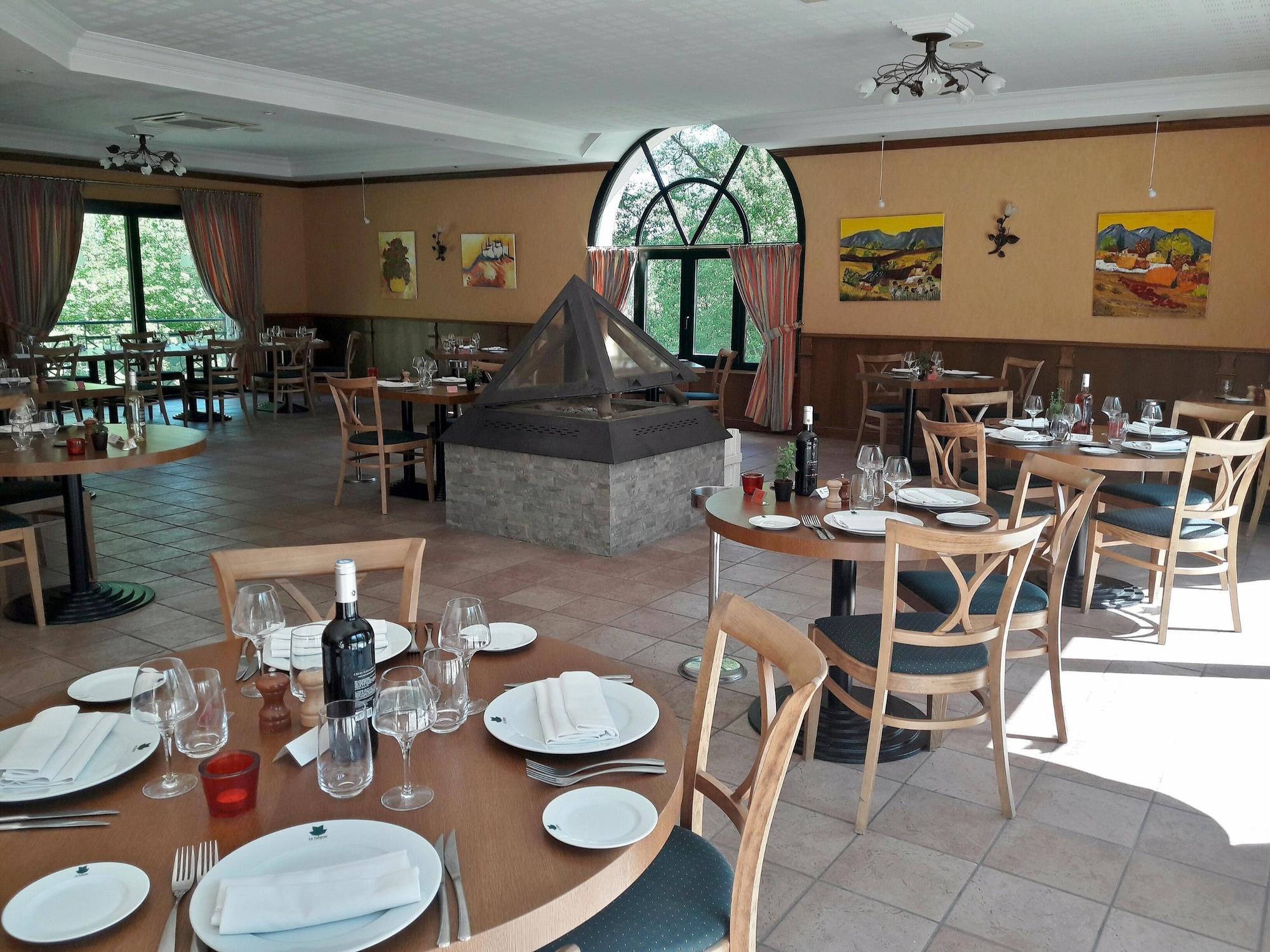 Logis Hotel - Restaurant Le Tulipier Vienne-le-Château Exteriér fotografie